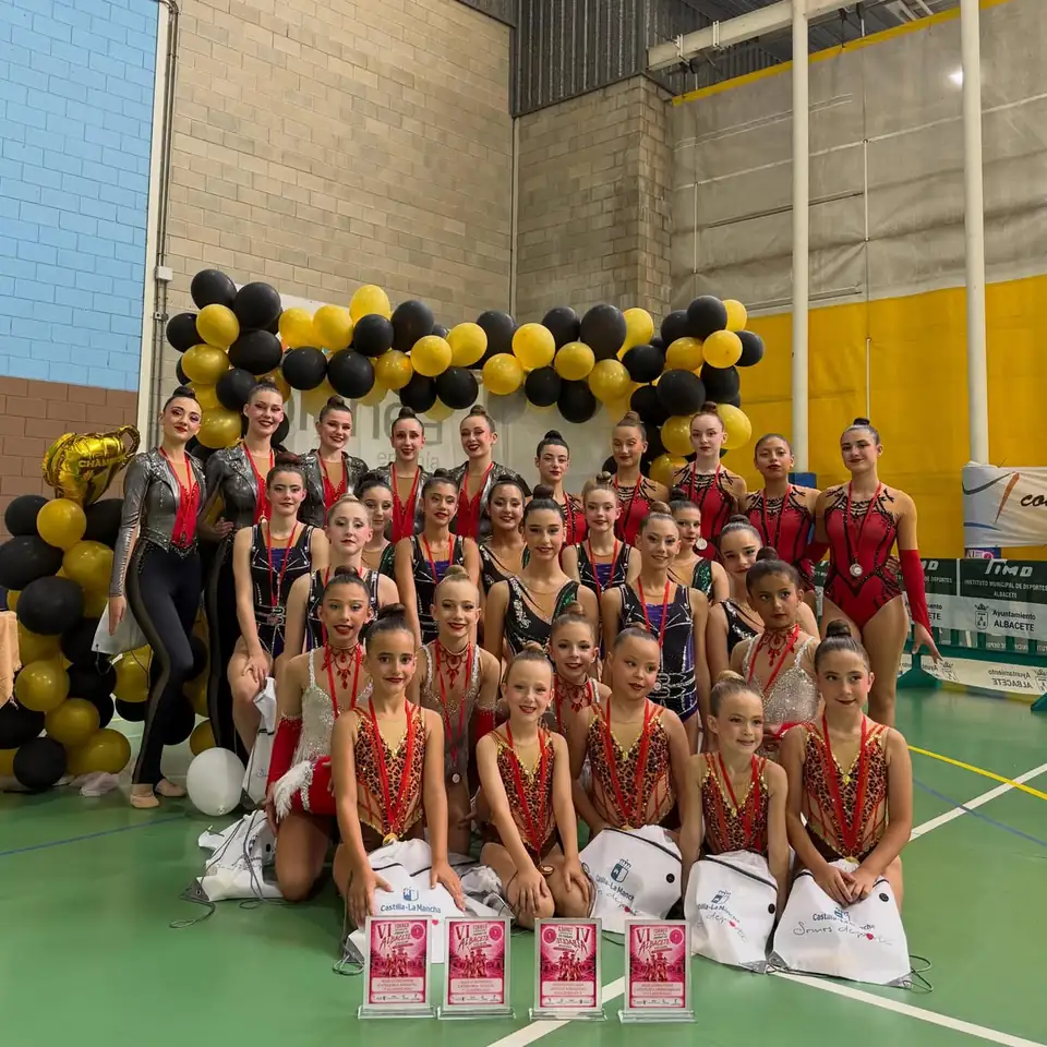 Gimnastas del Club Cronos entrenando en el pabellón